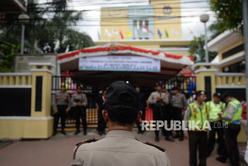 Aparat kepolisian berjaga di depan gedung KPUD DKI Jakarta, Rabu (21/9).