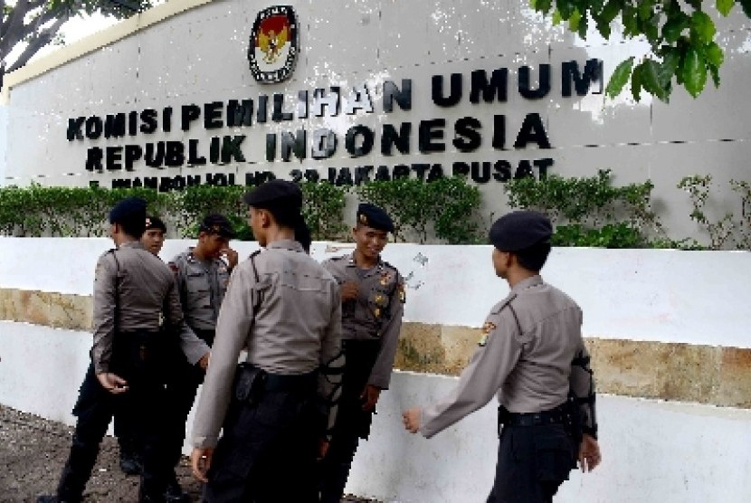 Aparat Kepolisian berjaga di Depan Komisi Pemiilihan Umum (KPU).