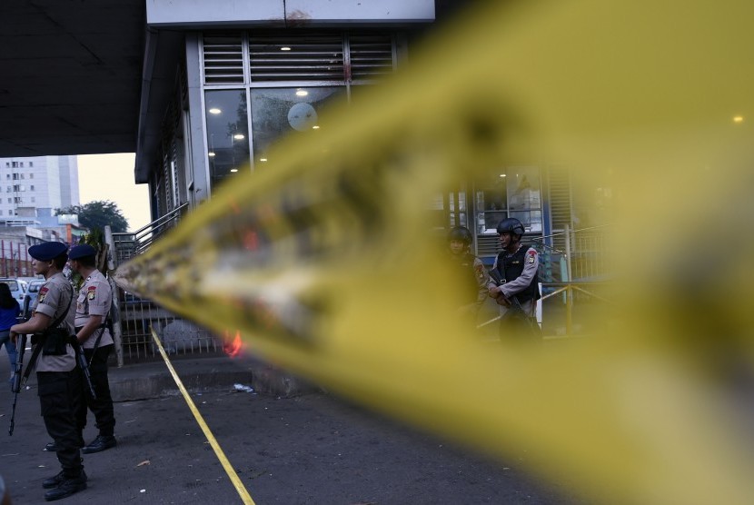 Aparat kepolisian berjaga di lokasi ledakan bom Terminal Kampung Melayu, Jakarta, Kamis (25/5). 