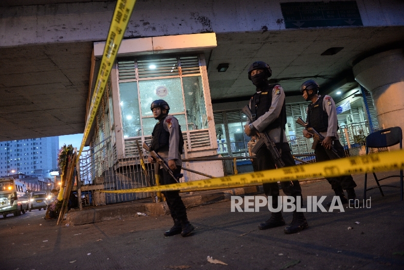  Aparat kepolisian berjaga diTerminal Kampung Melayu pascaledakan bom, Jakarta, Kamis (25/5). 