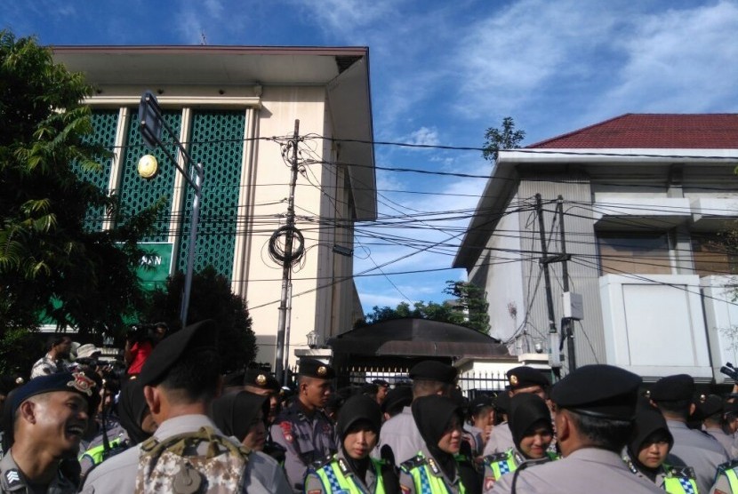 Aparat kepolisian berjaga-jaga dalam pengamanan sidang lanjutan kasus penistaan agama dengan terdakwa Basuki Tjahaja Purnama (Ahok) di eks PN Jakarta Pusat, Jakarta, Selasa (20/12).