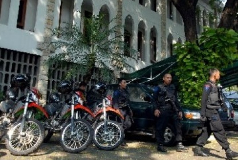 Aparat kepolisian berjaga-jaga di depan gereja menjelang perayaan Hari Paskah.