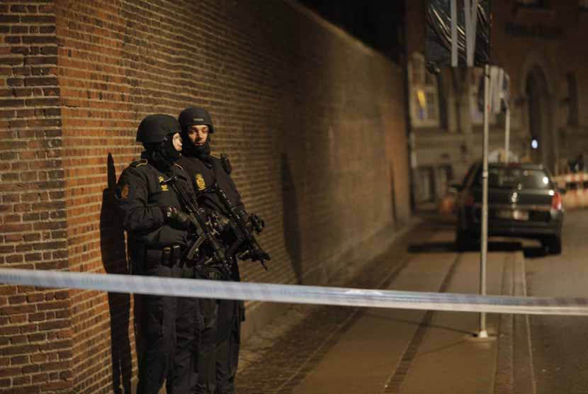Aparat kepolisian berjaga-jaga menyusul insiden penembakan di sebuah Sinagog di Krystalgade, Copenhagen, Denmark, Ahad (15/2). 