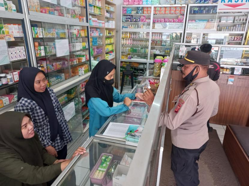 Aparat kepolisian bersama petugas Dinkes Kabupaten Ciamis melakukan imbauan ke sejumlah apotek untuk tidak menjual obat sirop sementara waktu, Senin (24/10/2022). 