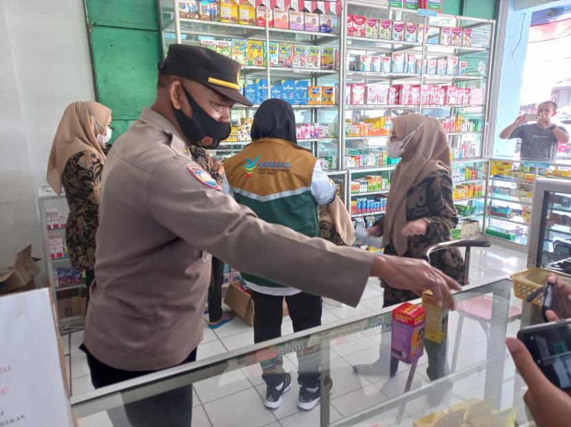 Aparat kepolisian bersama petugas Dinkes Kabupaten Ciamis melakukan imbauan ke sejumlah apotek untuk tidak menjual obat sirop sementara waktu, Senin (24/10/2022). Kemenkes memaparkan ada 156 obat sirup yang sudah boleh diresepkan.