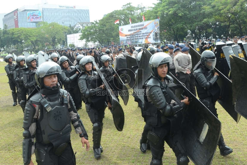 Aparat kepolisian dengan peralatan dan senjata lengkap (ilustrasi).