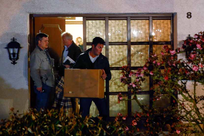 Aparat kepolisian Jerman mengangkut kotak dari rumah orang tua copilot Germanwings, Andreas Lubitz, di Montabaur, Jerman, Kamis (26/3).