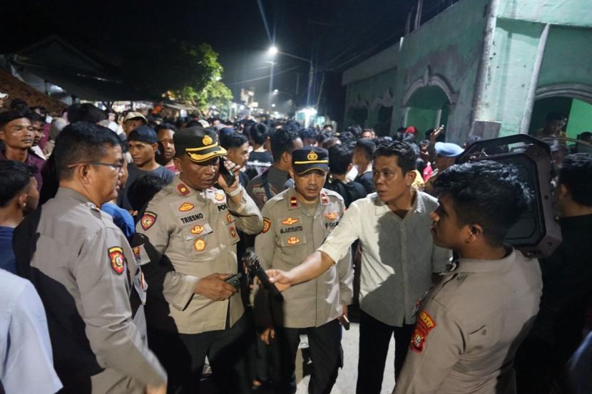 Aparat kepolisian melakukan evakuasi dua pelaku pencabulan di ponpes di Kabupaten Bekasi, Jawa Barat, Jumat (27/9/2024) malam WIB.