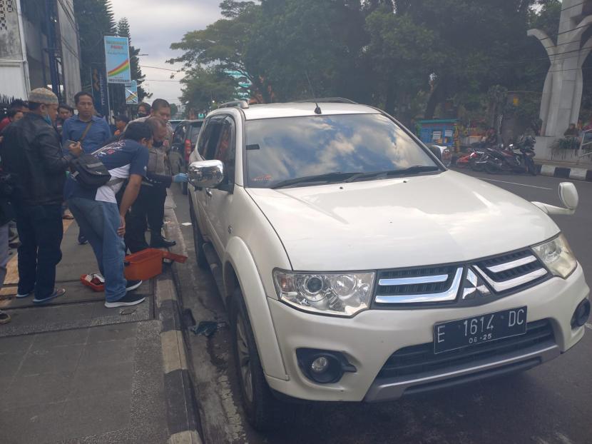 Aparat kepolisian melakukan identifikasi di TKP pembobolan mobil, di Jalan Otto Iskandardinata, Kecamatan Tawang, tepatnya di seberang Alun-Alun Kota Tasikmalaya, Selasa (28/6/2022). Akibat kejadian itu, uang senilai Rp 300 juta hilang. 