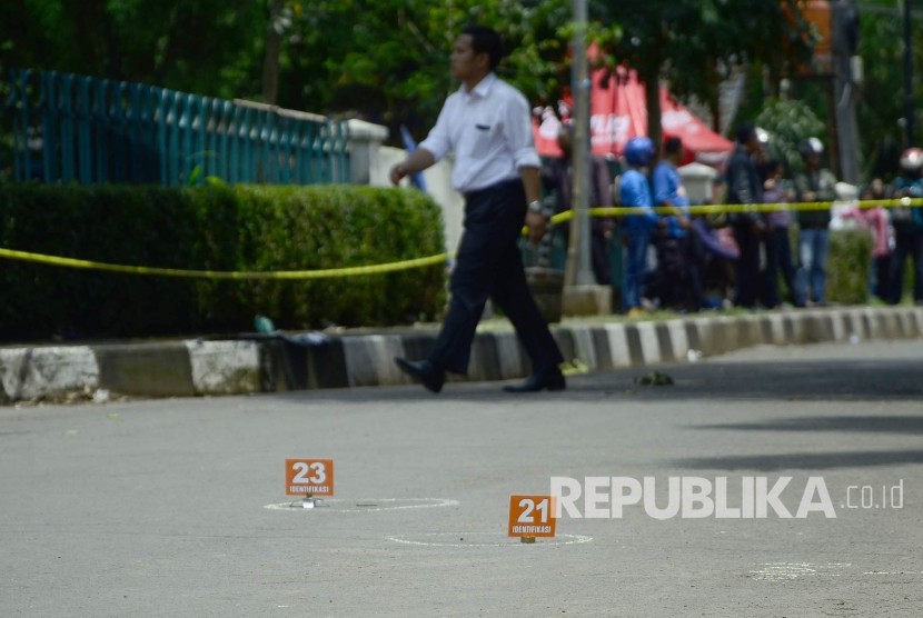 Aparat kepolisian melakukan oleh TKP di antara paku yang berserakan dalam peledakan bom oleh terduga teroris di Taman Pandawa, Kota Bandung, Senin (27/2).