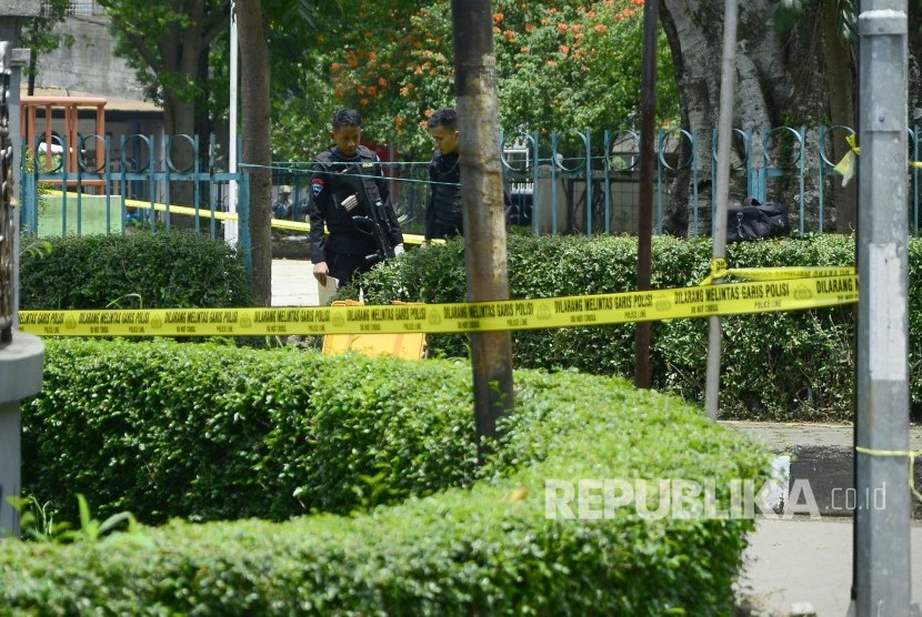 Aparat kepolisian melakukan oleh TKP di lokasi peledakan bom oleh terduga teoris, di Taman Pandawa, Kota Bandung, Senin (27/2).