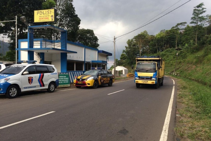 Aparat kepolisian memantau kesiapan Jalan Raya Gentong, Kabupaten Tasikmalaya, jelang arus mudik Lebaran, Jumat (10/5).