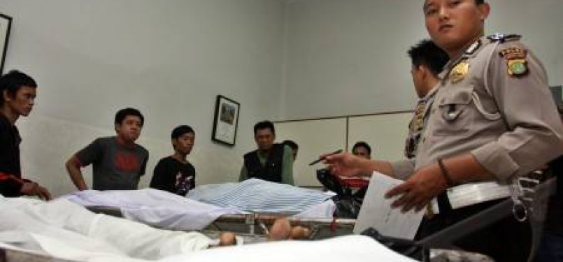 Aparat Kepolisian memeriksa jasad korban yang tertabrak mobil di Rumah Duka, Rumah Sakit Cipto Mangunkusumo, Jakarta, Ahad (22/1). 