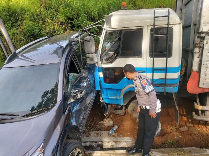 Aparat kepolisian memeriksa kendaraan yang terlibat kecelakaan di Jalur Gentong, Kecamatan Kadipaten, Kabupaten Tasikmalaya, Kamis (18/11). 