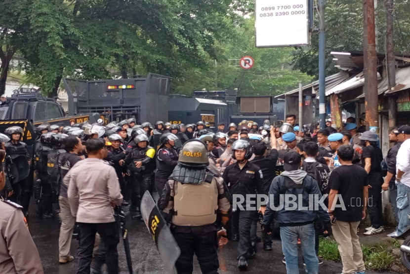 Aparat kepolisian memukul mundur massa aksi berpakaian hitam-hitam di Jalan Dipatiukur, Kota Bandung, Kamis (1/5/2025). Aksi memperingati hari buruh yang sempat berjalan tertib berujung ricuh. 