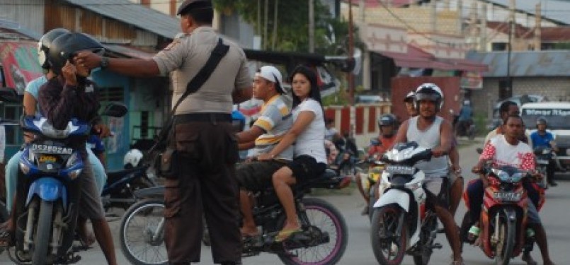 Aparat Kepolisian mengalihkan warga yang akan melintas di Jalan Utama paska bentrok antar warga di Pasar Lama, Abepura, Jayapura, Papua.