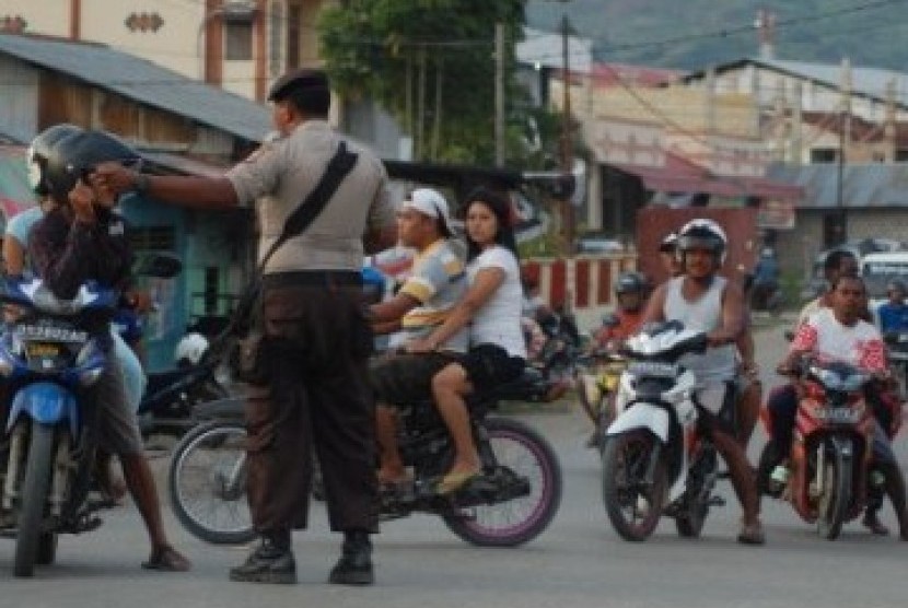 Aparat Kepolisian mengalihkan warga yang akan melintas di Jalan Utama Jayapura, Papua.