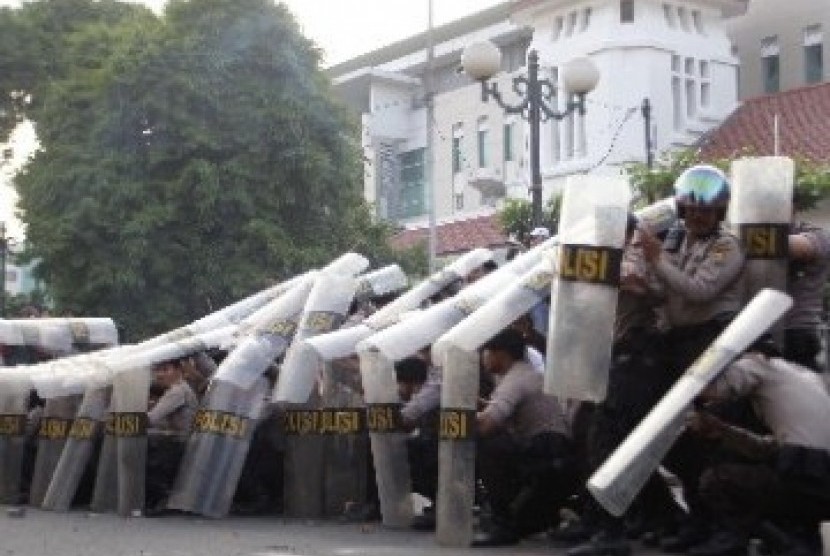 Aparat kepolisian mengamankan demo