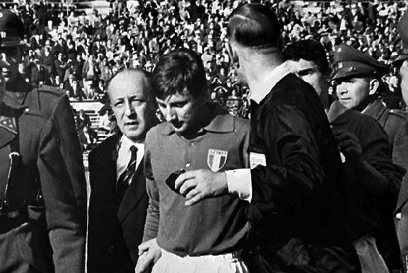 Aparat kepolisian mengamankan seorang pemain Italia saat terjadi perkelahian antarpemain dalam laga menghadapi tuan rumah Cile di Piala Dunia 1962.