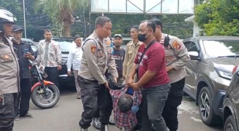 Aparat kepolisian mengamankan seorang pria yang diduga pelaku penembakan di Kantor Majelis Ulama Indonesia (MUI) di Jalan Proklamasi, Jakarta Pusat, pada Selasa (2/5/2023) siang. Kapolda Metro Jaya sebut pelaku penembakan diamankan kemudian pingsan dan meninggal.