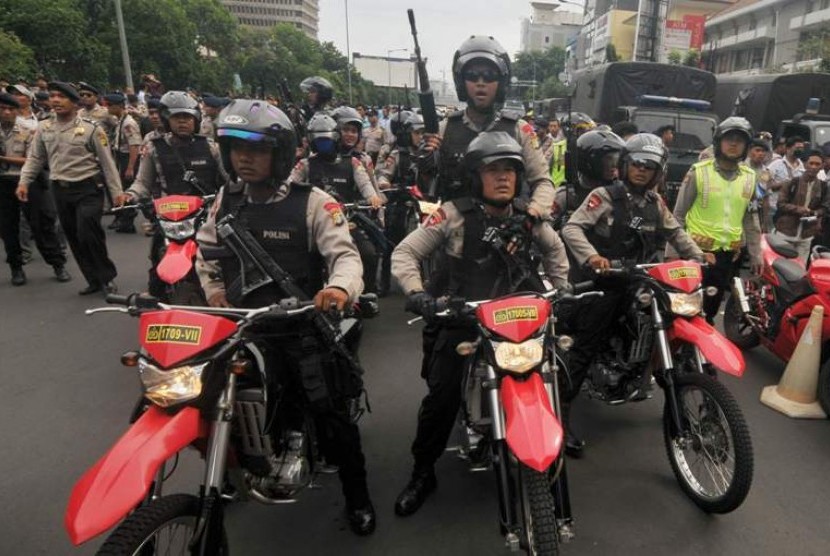 Aparat kepolisian mengamankan sidang John Kei di Pengadilan Negeri Jakarta Pusat, Selasa (4/12).