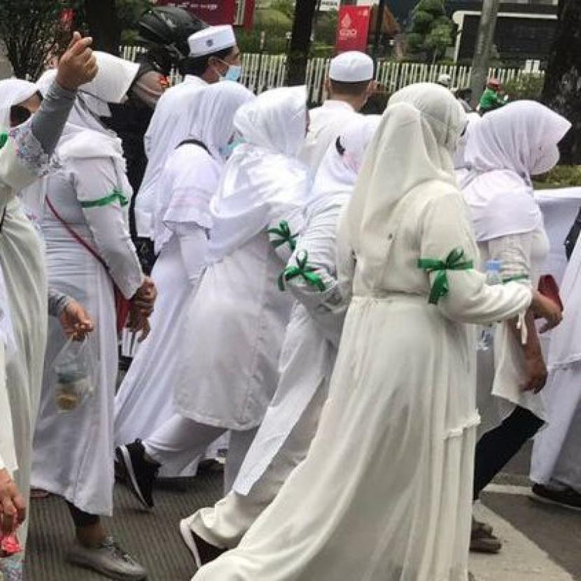 Aparat kepolisian mengawal demo sekelompok massa mengatasnamakan anggota Front Pembela Islam (FPI) mendukung Gubernur Anies Rasyid Baswedan sebagai presiden 2024 di Jakarta Pusat, Senin (6/6/2022).