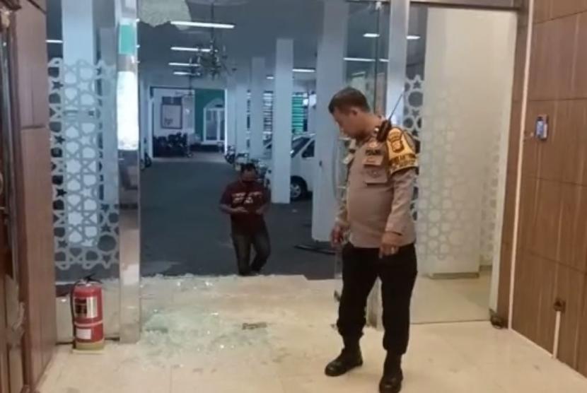 Aparat kepolisian mengecek lokasi insiden penembakan di Kantor Majelis Ulama Indonesia (MUI) di Jalan Proklamasi, Jakarta Pusat, pada Selasa (2/5/2023) siang. 