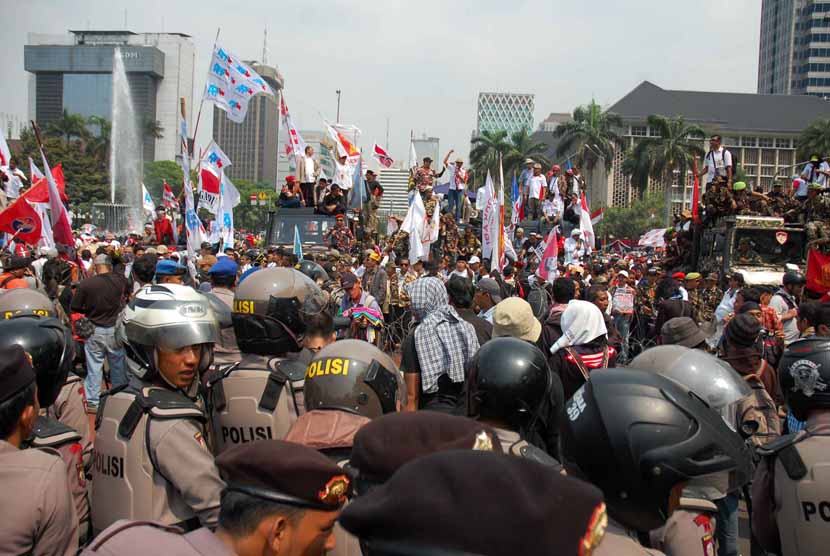 Aparat Kepolisian menghadang demonstran pendukung Prabowo Subianto-Hatta Rajasa di Jalan Medan Merdeka Barat, Jakarta Pusat, Kamis (21/8). 