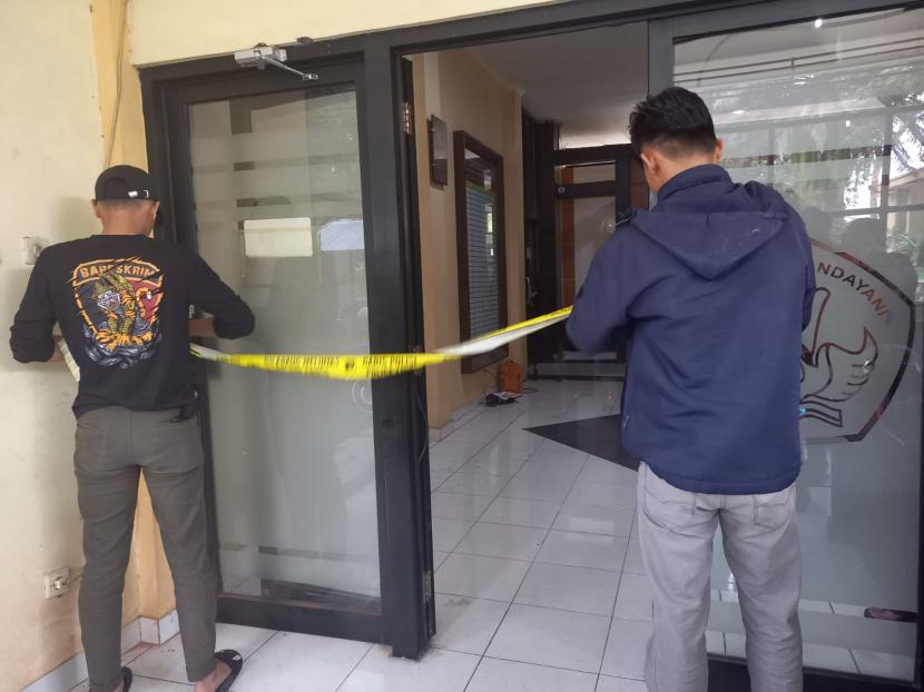 Aparat kepolisian menunjukkan TKP dugaan pencurian di Kantor Disdikbud Kabupaten Tasikmalaya, Senin (20/6/2022).