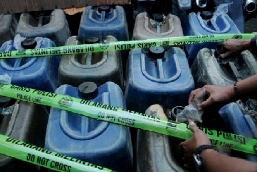 Aparat kepolisian menyita dan menyegel barang bukti BBM hasil penimbunan. (ilustrasi)