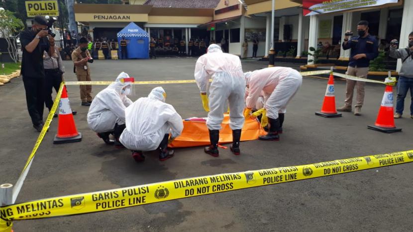 Aparat kepolisian Polres Sukabumi Kota melakukan simulasi penanganam jenazah Covid-19 di halaman Mapolres Sukabumi Kota, Senin (20/4).
