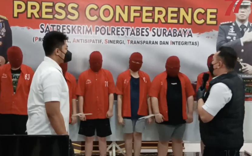 Aparat Kepolisian Resor Kota Besar (Polrestabes) Surabaya meringkus tujuh pelaku sindikat judi daring yang menggunakan sebanyak 16 situs web sebagai medianya.