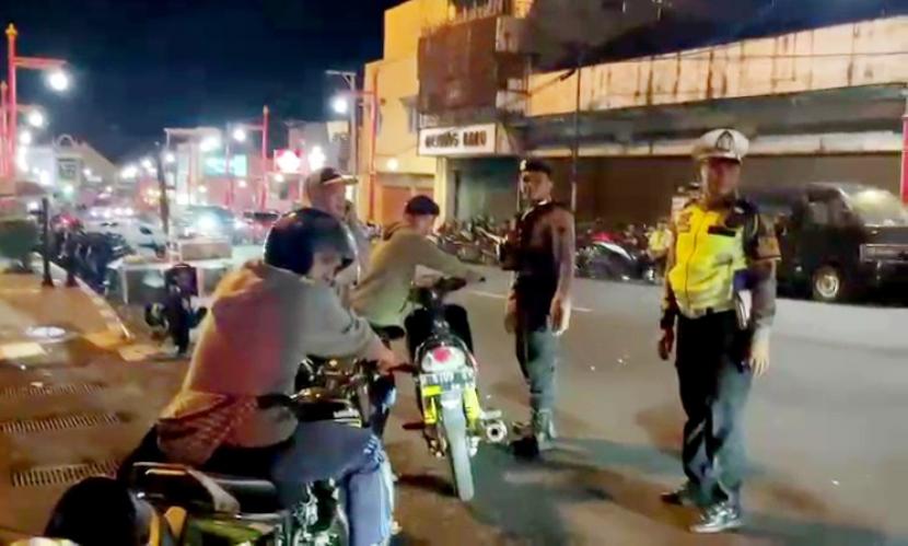   Aparat Kepolisian Resor (Polres) Semarang melaksanakan operasi cipta kondisi selama bulan suci Ramadhan dengan merazia aksi balap liar di sejumlah jalan protokol di wilayah Kabupaten Semarang.