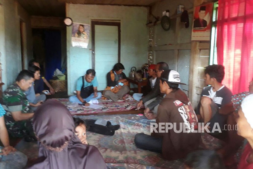 Aparat kepolisian tengah mendata nama-nama korban ledakan gedung petasan di Tangerang, Jumat (27/10). Sebanyak 13 orang warga Cililin menjadi korban dalam ledakan yang terjadi kemarin.