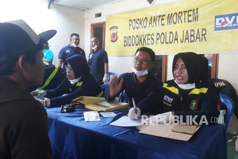 Aparat kepolisian tengah mendata nama-nama korban ledakan gedung petasan di Tangerang, Jumat (27/10). Sebanyak 13 orang warga Cililin menjadi korban dalam ledakan yang terjadi kemarin.