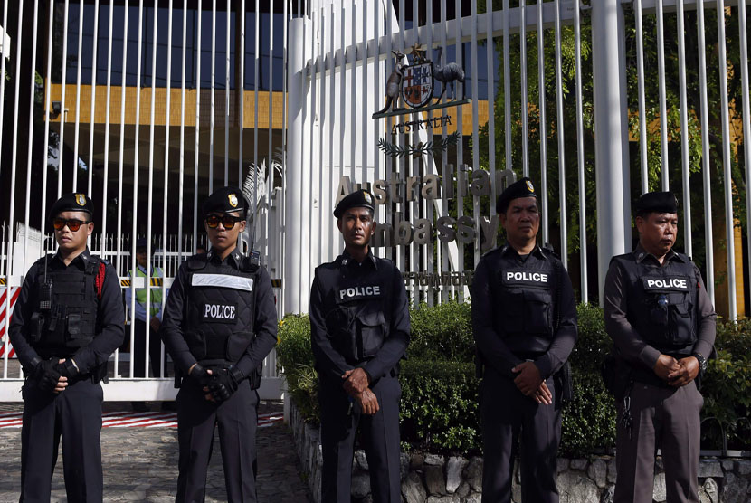 Aparat kepolisian Thailand berjaga-jaga di depan Kedubes Australia di Bangko, Rabu (4/6), yang didemo pendukung promiliter. 