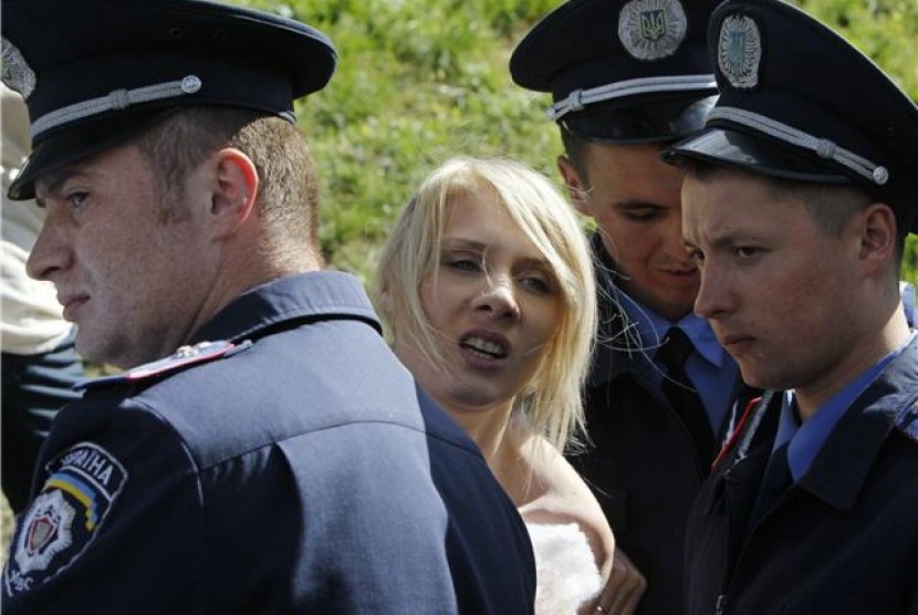 Aparat kepolisian Ukraina menahan seorang aktivis Femen (ilustrasi). 