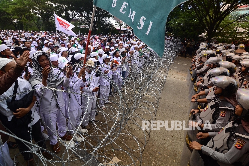  Aparat Kepolisian menjaga massa Front Pembela Islam (FPI) yang berkumpul di depan Markas Polda Jabar, Jalan Sokarno Hatta, Kota Bandung, Kamis (12/1).