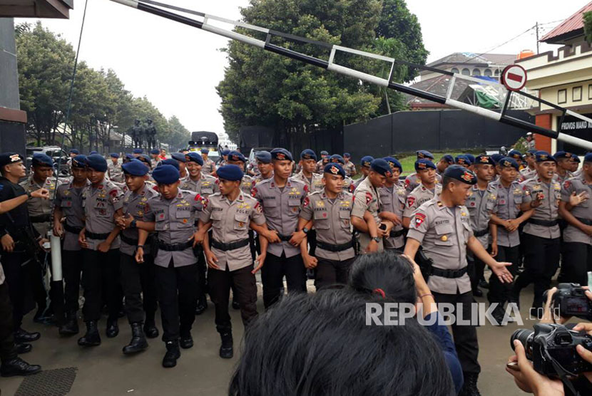 Aparat melakukan pengamanan Mako Brimob Kelapa Dua dari massa pendukung Ahok, Kamis (11/5). 