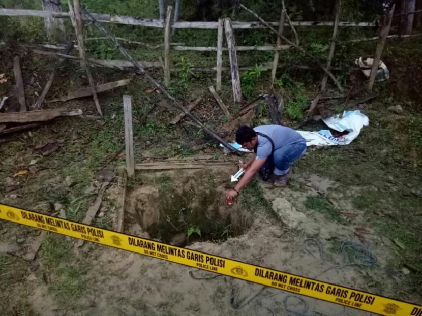 Aparat memberi garis polisi lokasi sumur tempat ditemukannya jenazah warga (ilustrasi). Tim Damkar Kabupaten Bogor mengevakuasi jasad ibu rumah tangga yang jatuh ke sumur.