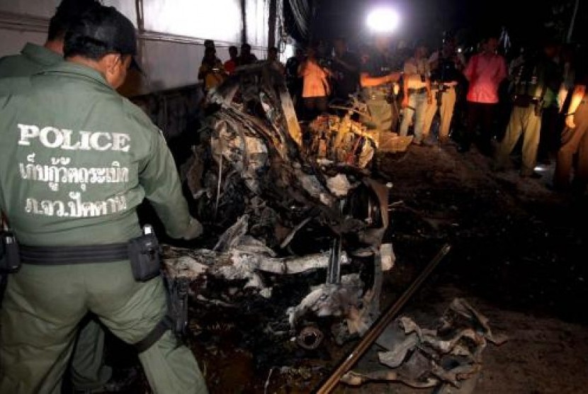 Aparat memeriksa bekas ledakan bom mobil di belakang Hotel CS, Pattani, Thailand Selatan.