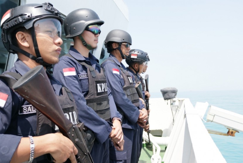 Aparat mengawasi penanganan tumpahan minyak di Tanjung Karawang. 