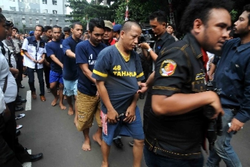 Aparat merilis hasil tangkapan kasus curas, curat, dan curanmor di Mapolda Metro Jaya, Jumat (27/2).