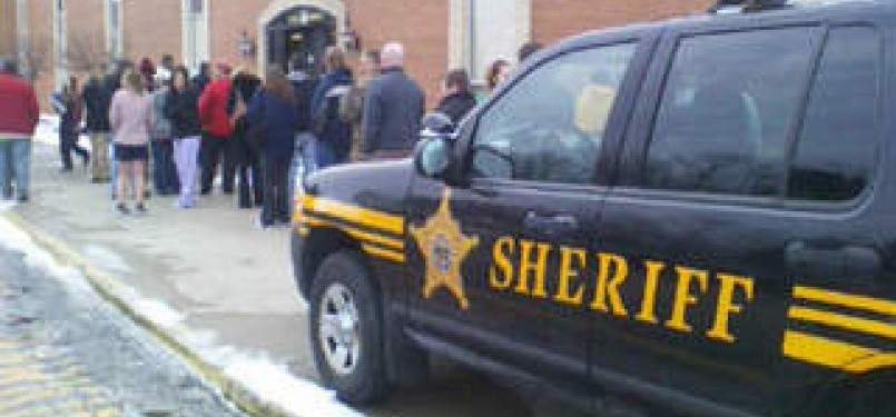 Aparat penegak hukum AS di tempat kejadian perkara, Sekolah Menengah Cardon, Ohio, di mana penembakan yang menewaskan seorang pelajar terjadi.