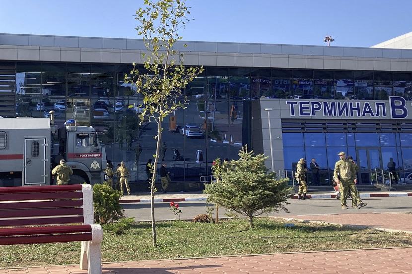 Aparat penegak hukum berpatroli di area luar bandara di Makhachkala, Dagestan, Rusia, pada 30 Oktober 2023.