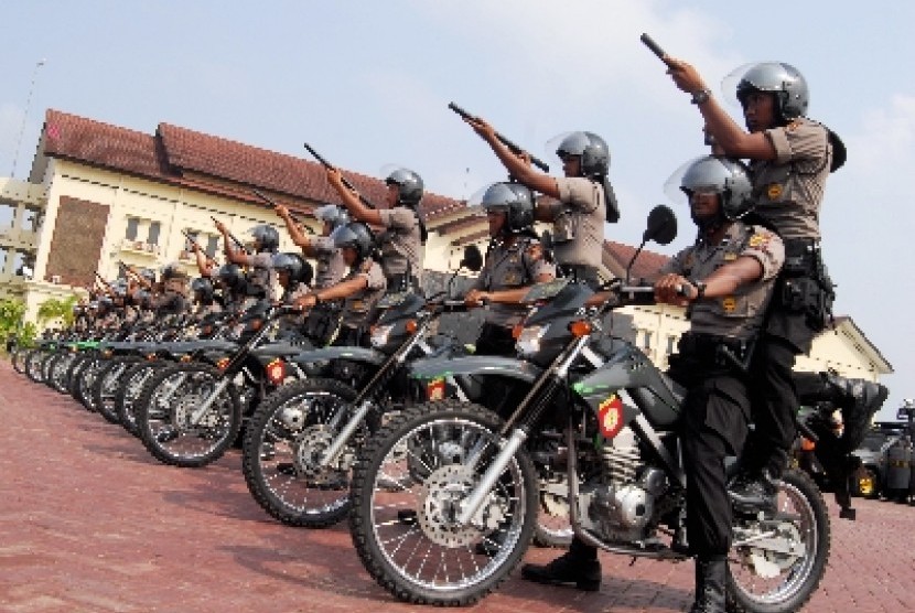 Aparat Polda Aceh berlatih menembak senjata.