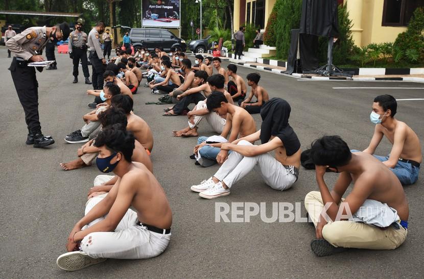 Aparat Polda Banten mendata puluhan pelajar yang terjaring saat akan menuju Jakarta untuk mengikuti aksi unjuk rasa menolak UU Cipta Kerja (ilustrasi)