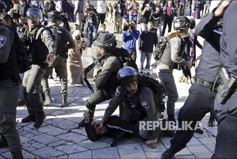 Aparat polisi Israel mengamankan warga Palestina di 'Gerbang Damaskus' Kompleks Al Aqsa di Kota Tua Yerusalem, Palestina, Jumat (8/12)