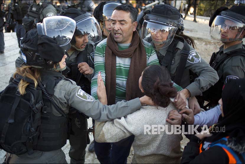 Aparat polisi Israel mengamankan warga Palestina 