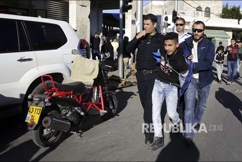 Aparat polisi Israel kerap mengamankan warga Palestina.